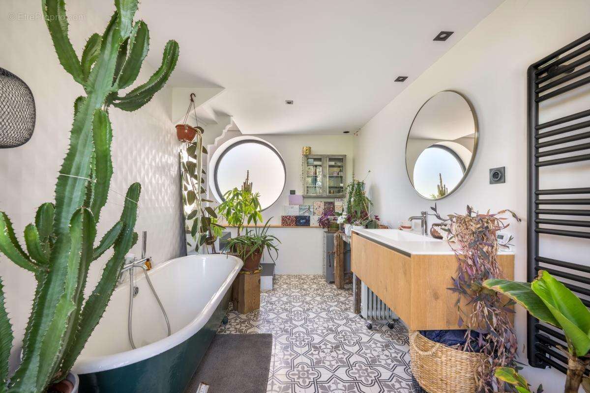 Magnifique maison rénovée avec dépendance au Coeur de Montchat - Coup de coeur assuré ! - photo 14