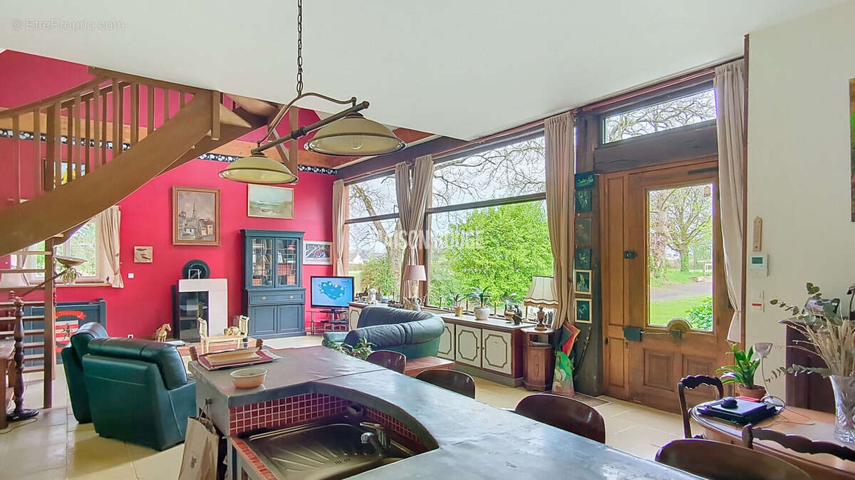 Maison à LA ROCHE-DERRIEN