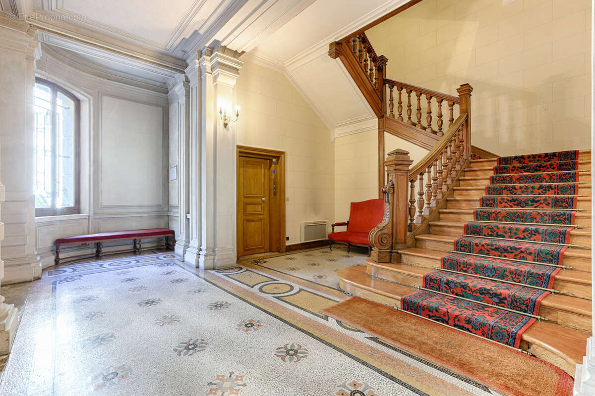 Appartement à PARIS-16E