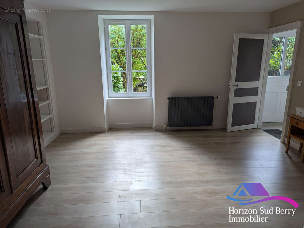 Chambre 1 (PREMIERE PARTIE) - Maison à MOUHERS