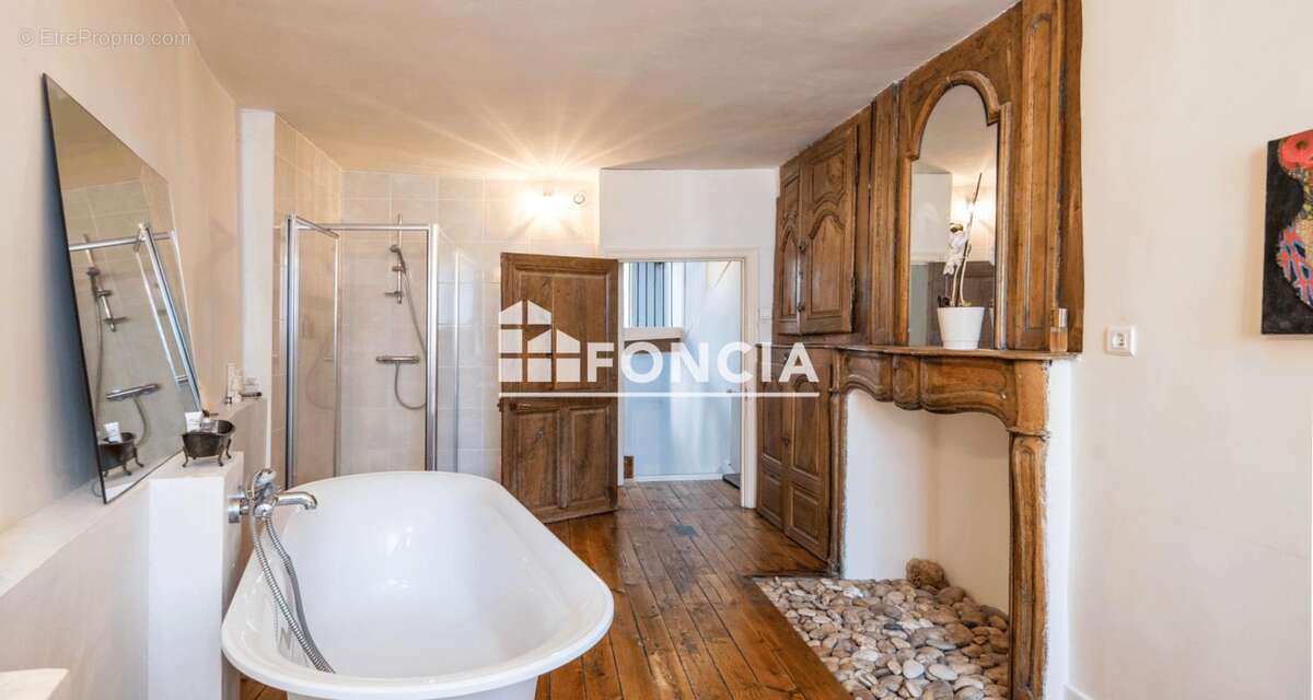 Appartement de caractère de 147 m² avec local professionnel de 89 m², studio indépendant, annexe à rénover, cour privative et co - photo 7