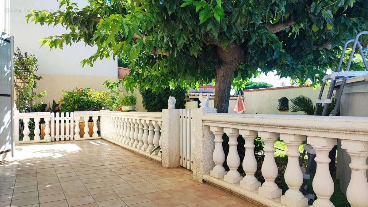 Maison à SAINT-LAURENT-DE-LA-SALANQUE