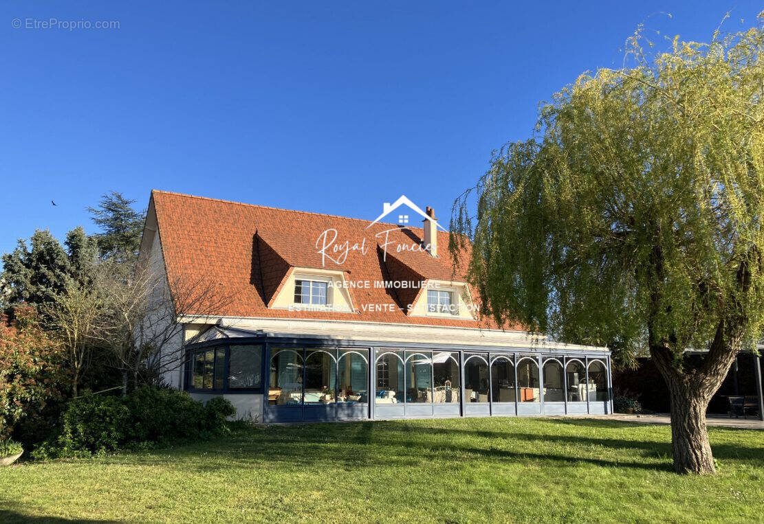 Belle propriété de 296 m2 avec sa véranda - Maison à CHATELLERAULT