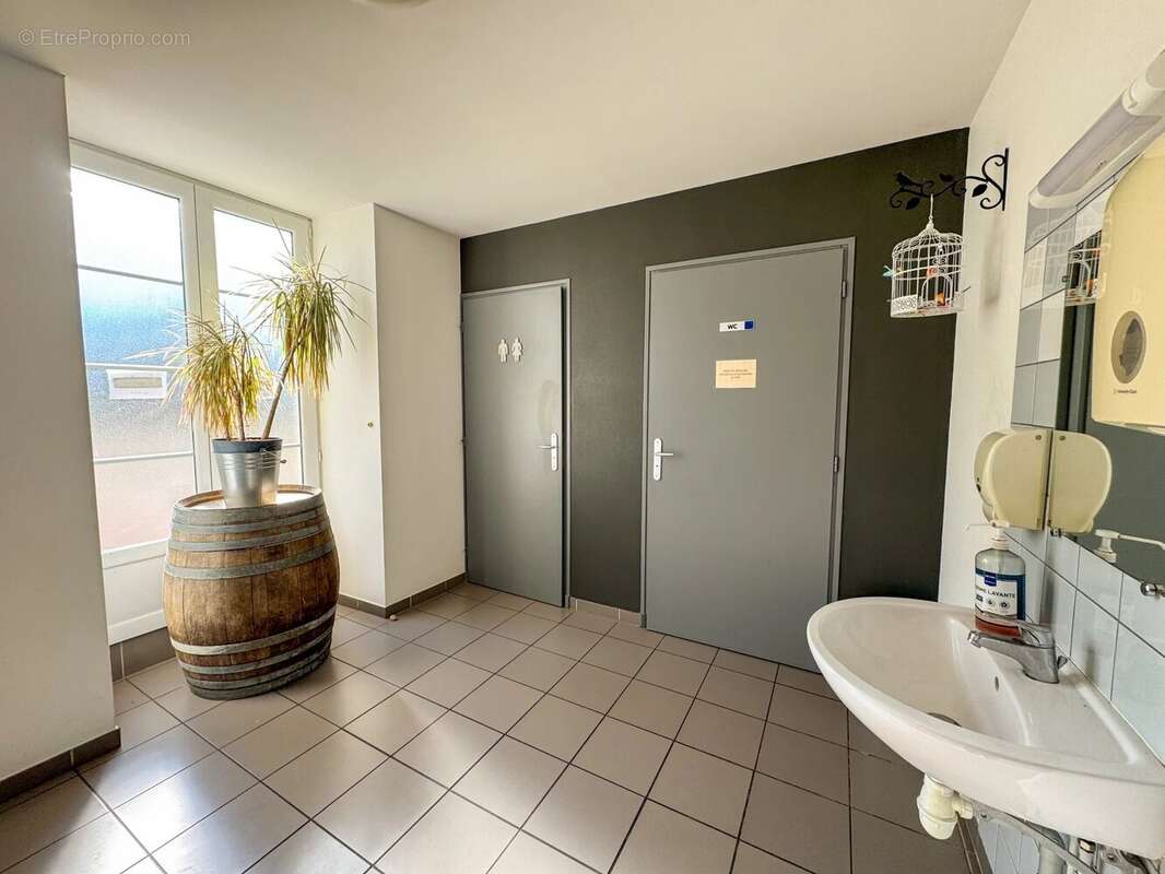 Commerce à MONTSAUGEON