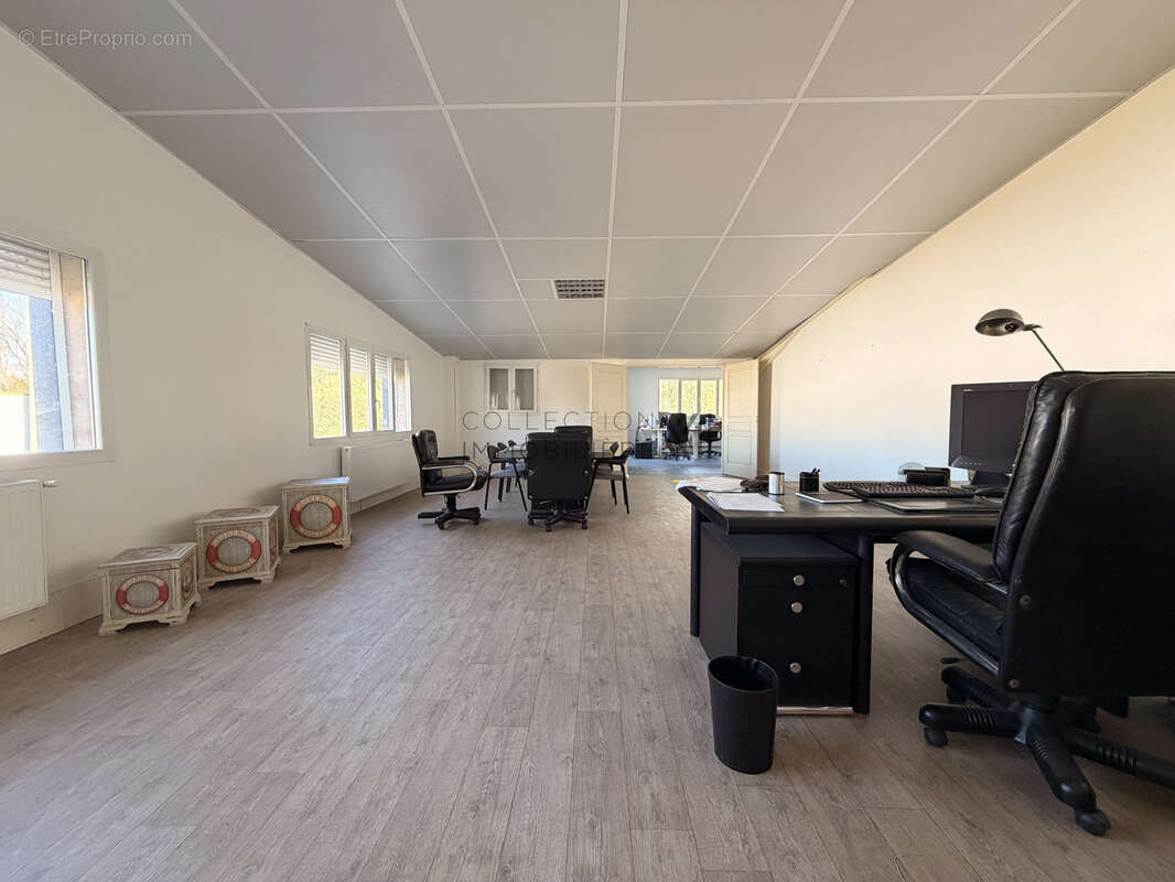 Local commercial auch de 2 600m2 - photo 8