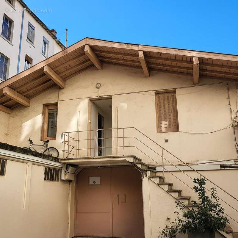   - Appartement à LYON-9E