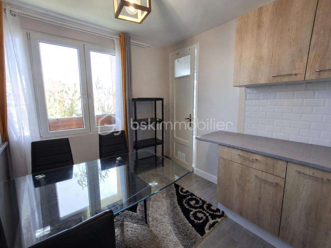 ***appartement 56m2  2chambres refait a neuf avec balcon, cave, box parking privatif dieppe*** - photo 14