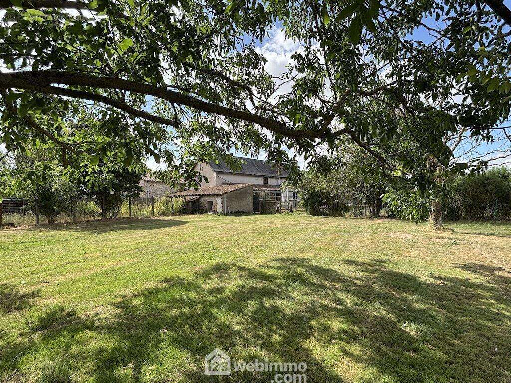 Sur 2,2 hectares avec multiples dépendances. - Maison à LA PUYE