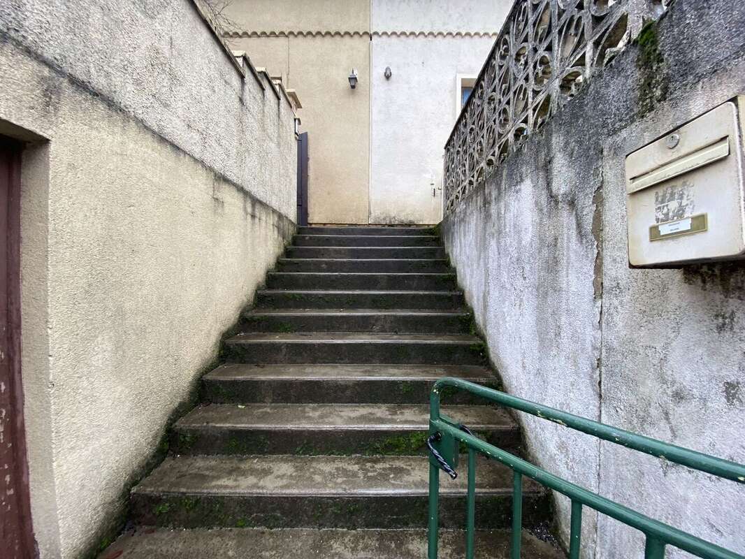 escalier entrée - Maison à ARCAMBAL