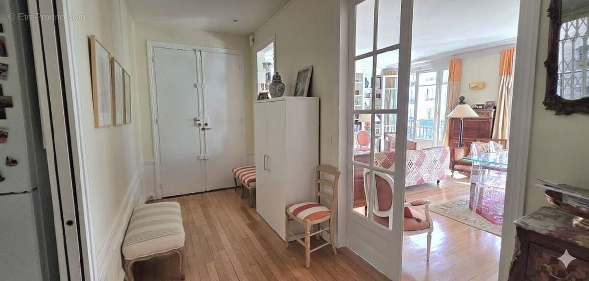 Appartement à PARIS-16E