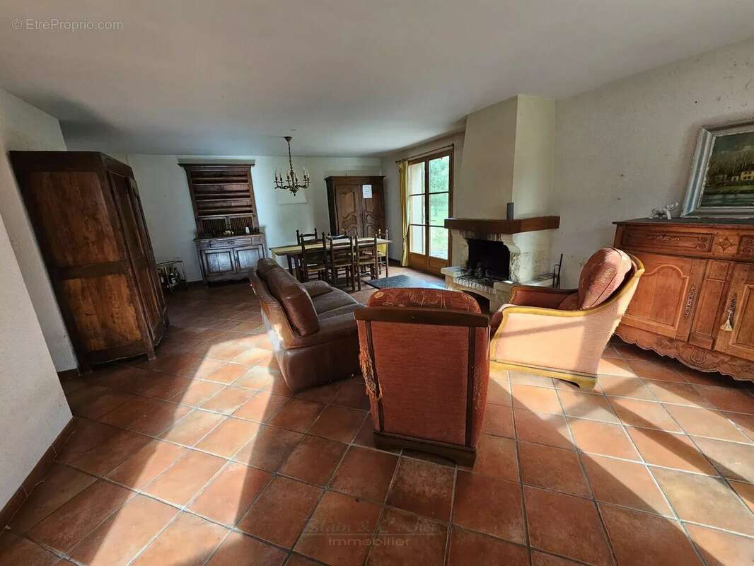 Maison à CHEVILLON-SUR-HUILLARD