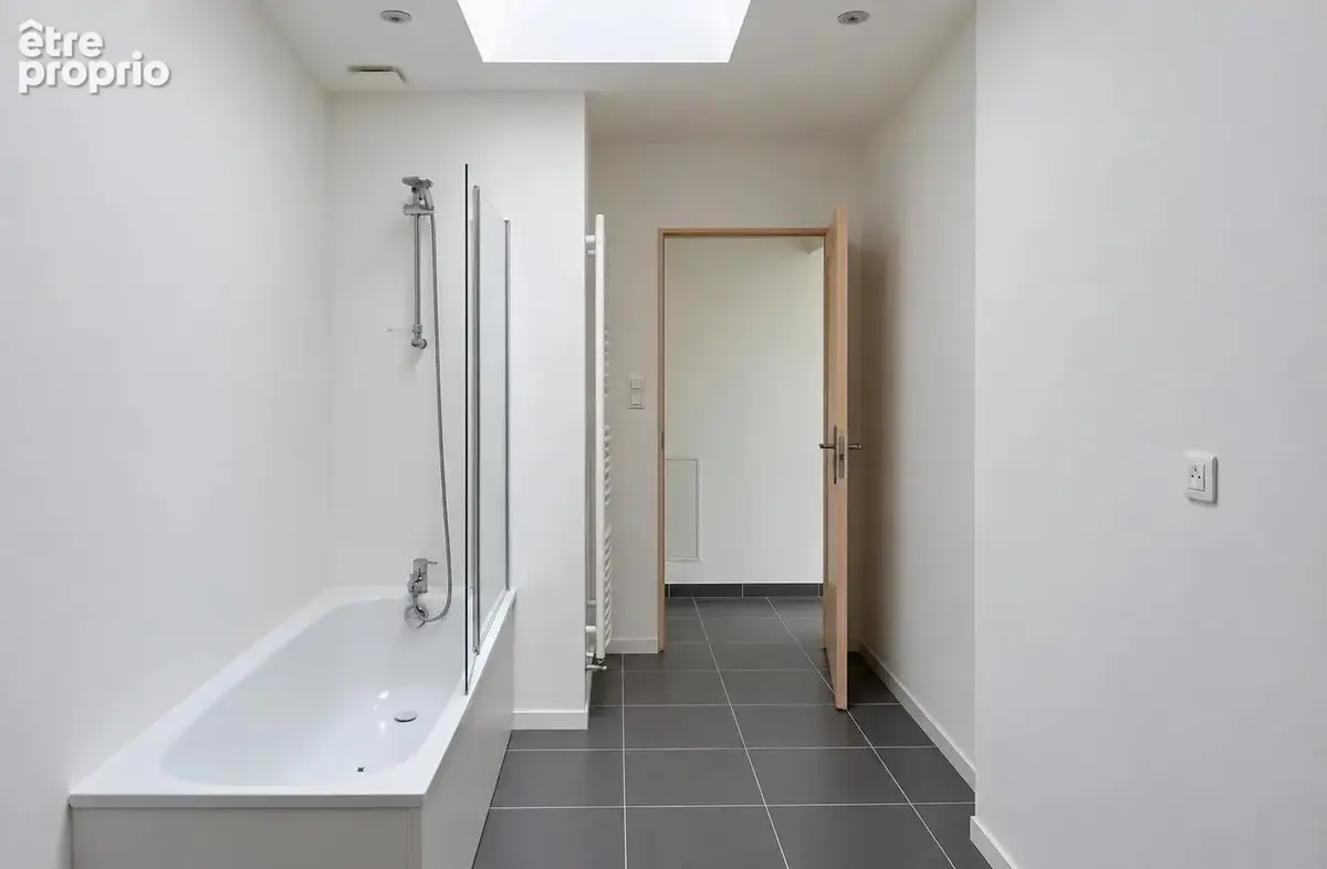 Maison 3 chambres aux beaux volumes, jardin et garage - photo 3