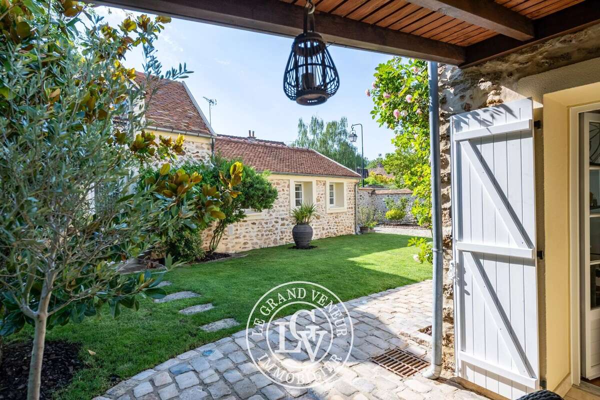 Proche barbizon - propriété traditionnelle et dépendance - 4 chambres - garage double - cave - piscine - jardin paysager - photo 8