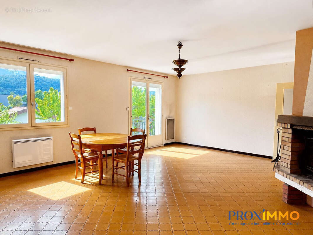 Maison 145 m² à Saint-Etienne-De-Crossey  - photo 6