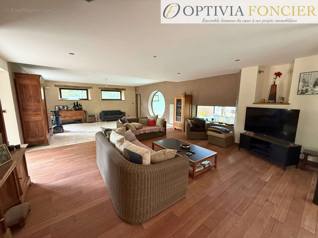 Propriété T7 395 m2 - 6 300 m2 de terrain - 5 garages - Piscine intérieure chauffée - photo 8