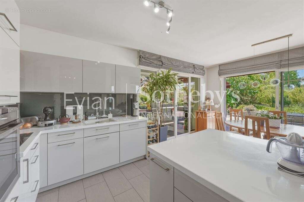 Rare, Evian, T4 en rez de jardin surélevé de 113 m2 avec vue lac et terrasse de 82 m2. - photo 7
