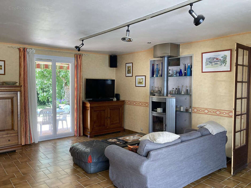 Maison Nieul sur Mer, 3 chambres, 3 garages, piscine, dépendances. - photo 8