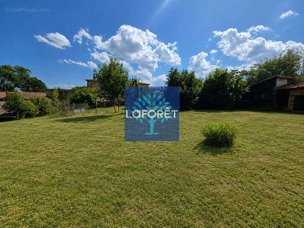 Corps de ferme à rénover avec dépendances Terrain 900 m²  Arthun (42130) - photo 6
