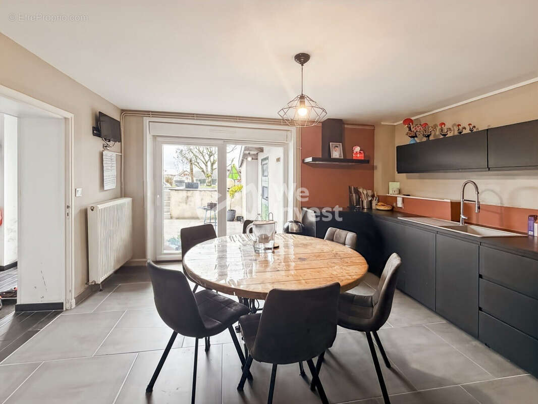 Maison à ESCOMBRES-ET-LE-CHESNOIS