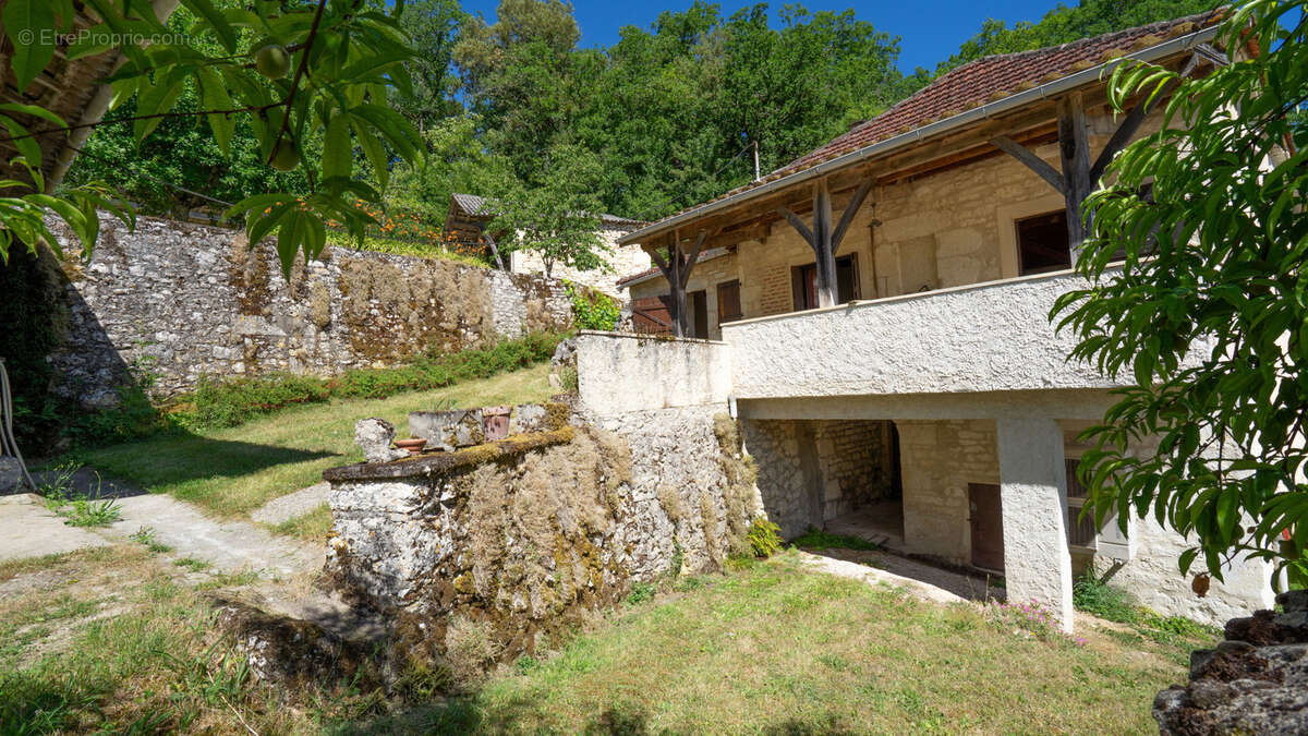 Propriété quercynoise à rénover avec dépendances et 6950 m2 terrain avec source - photo 6