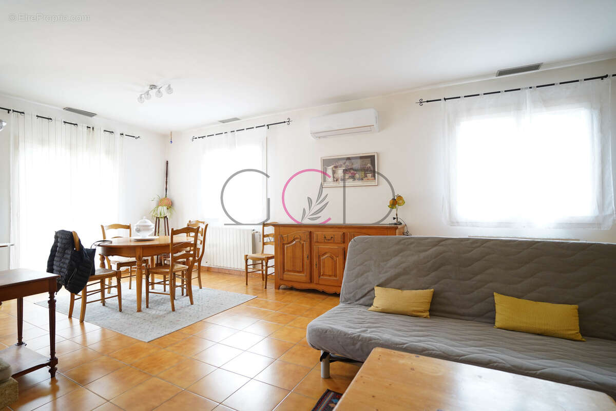 Maison à VENTABREN