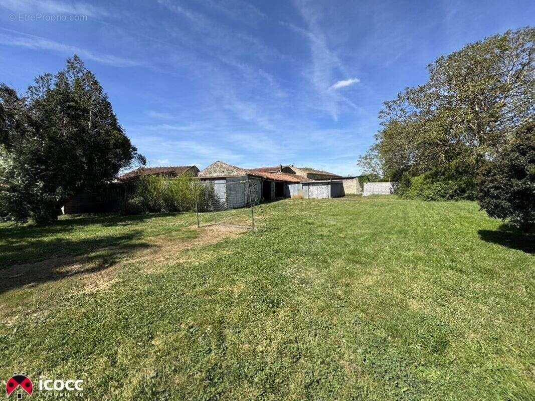 Terrain à LES MAGNILS-REIGNIERS