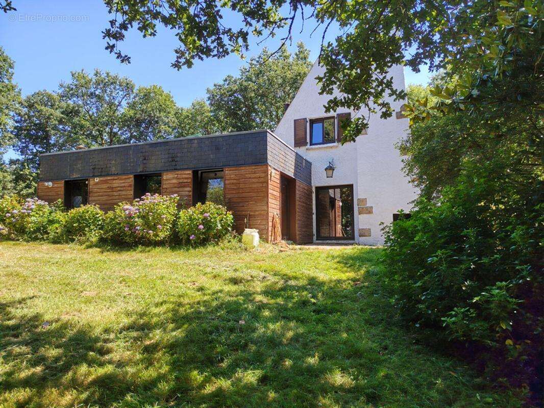 A 20kms des villes de QUIMPERLE et LORIENT, Maison de 134m2  - (160m2 au sol)  - sur environ 2,8 hectares ! - photo 2