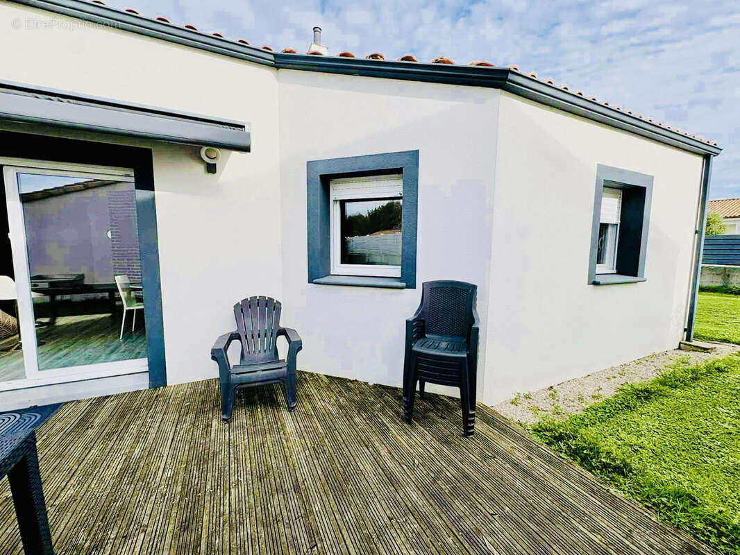 Maison à LES LANDES-GENUSSON