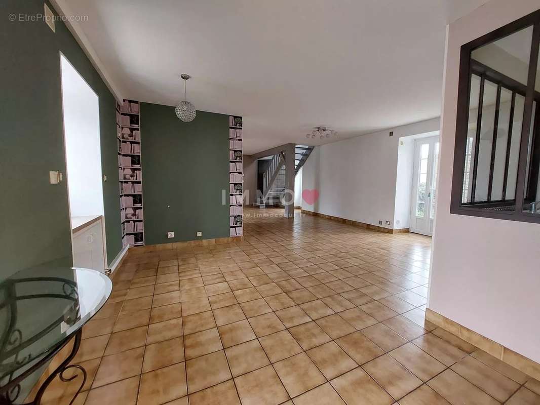 Maison à SAINTE-NEOMAYE