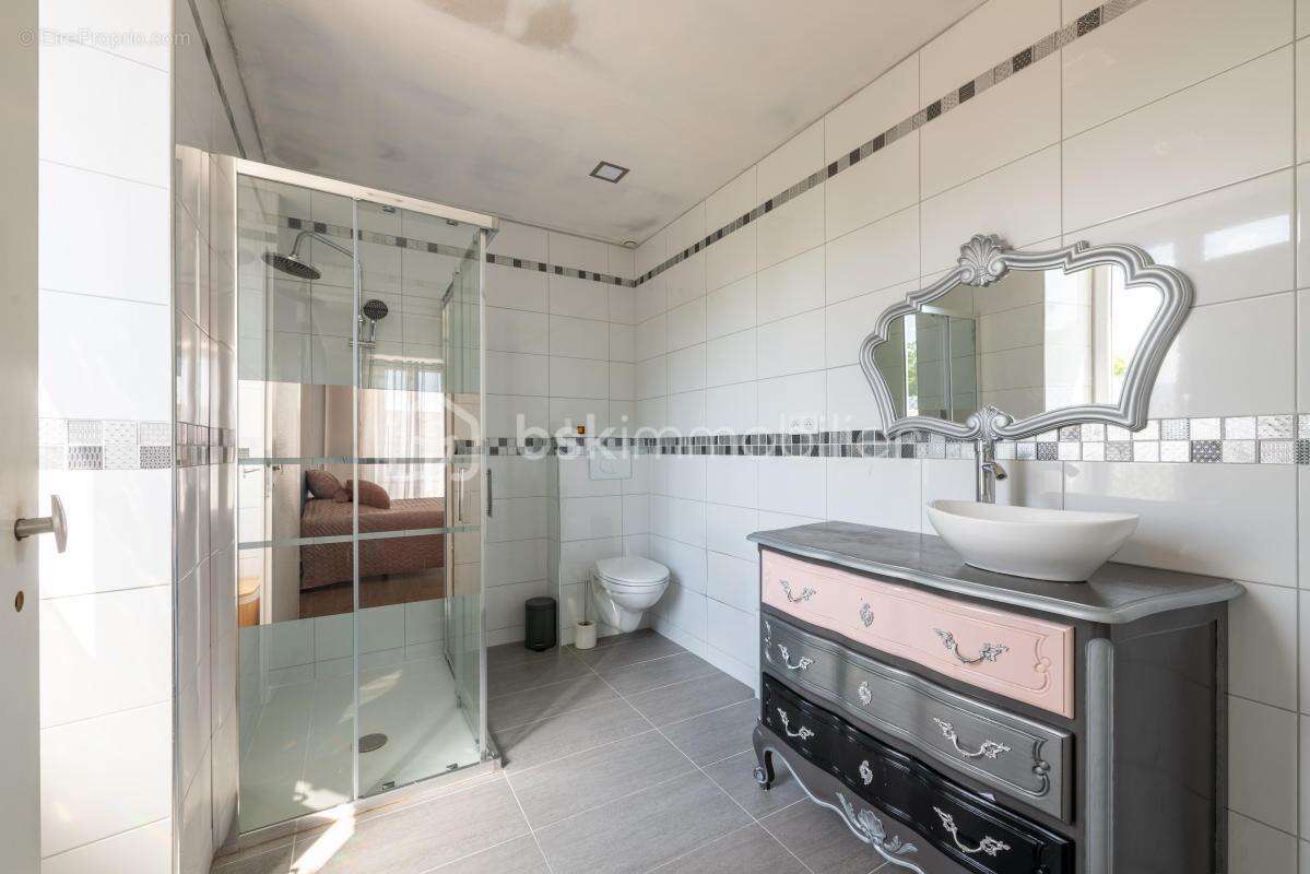 Magnifique maison de maître du 19 ème siècle, entièrement rénovée avec son incroyable caveau et ses multiples dépendances ! - photo 12