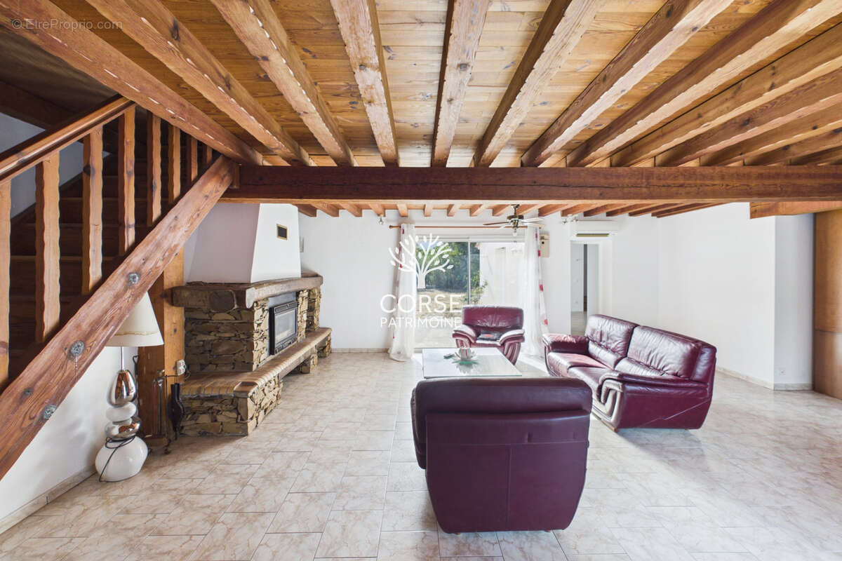 Maison familiale de 190 m2 sur terrain constructible de 2 000 m2   Un potentiel rare à exploiter - photo 6