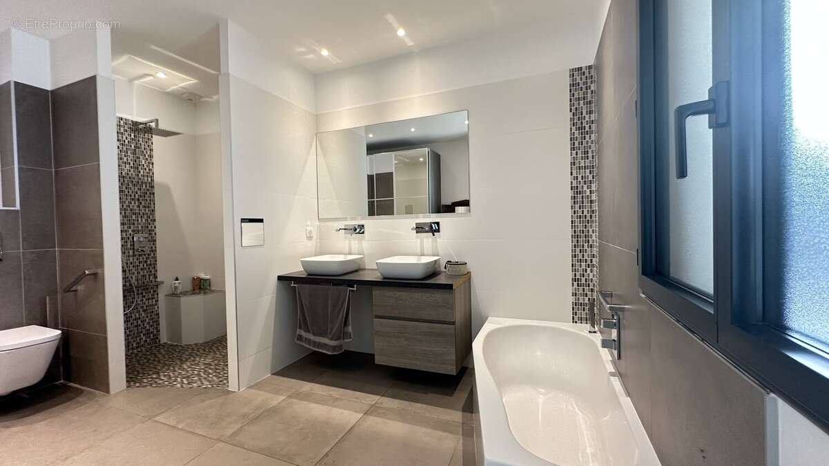 Villa d'architecte de type t8 de 220 m2 dont un appartement de 46 m2 avec piscine - photo 16