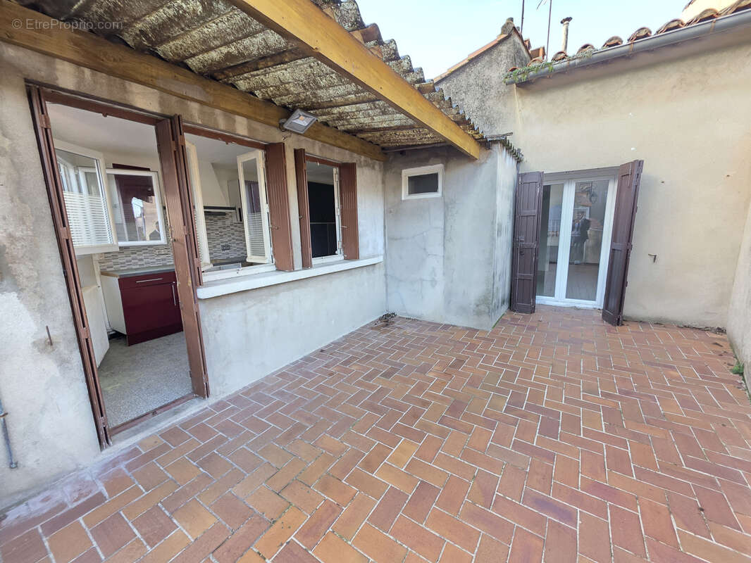 Maison à SAINT-MITRE-LES-REMPARTS