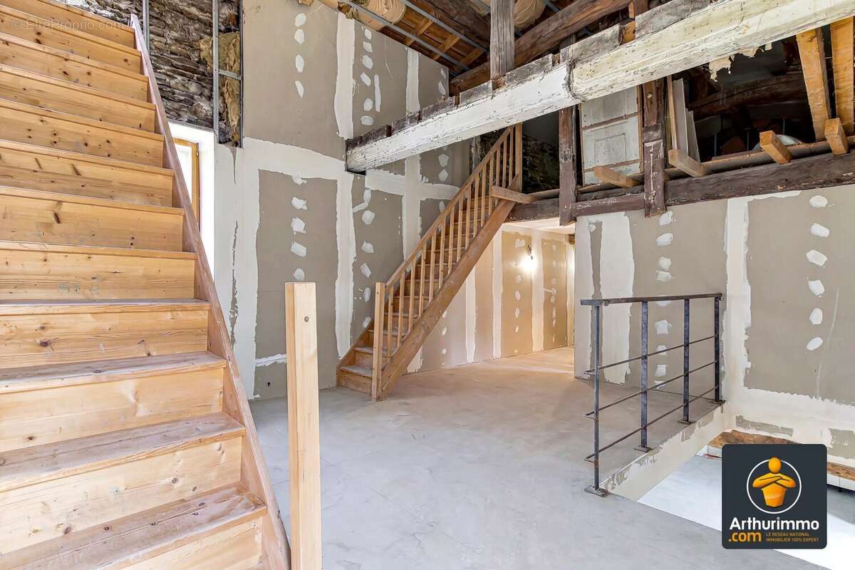 Trèves, secteur Le Burel - Maison authentique en pierre, sur un terrain de 745 m². - photo 8