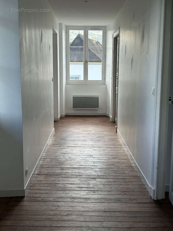 Maison de caractère rénovée avec cour et garages - photo 10