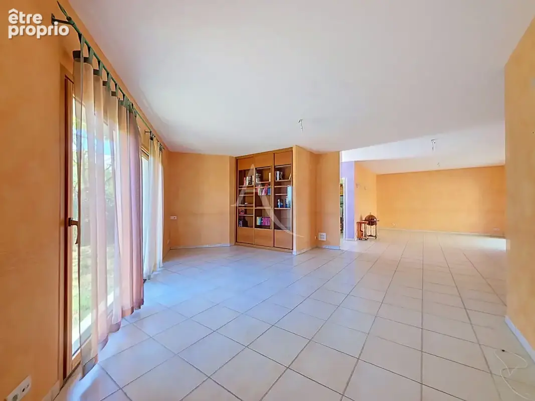 Maison de plain pied de 192m²  Saint-Jean-De-Linières - photo 2