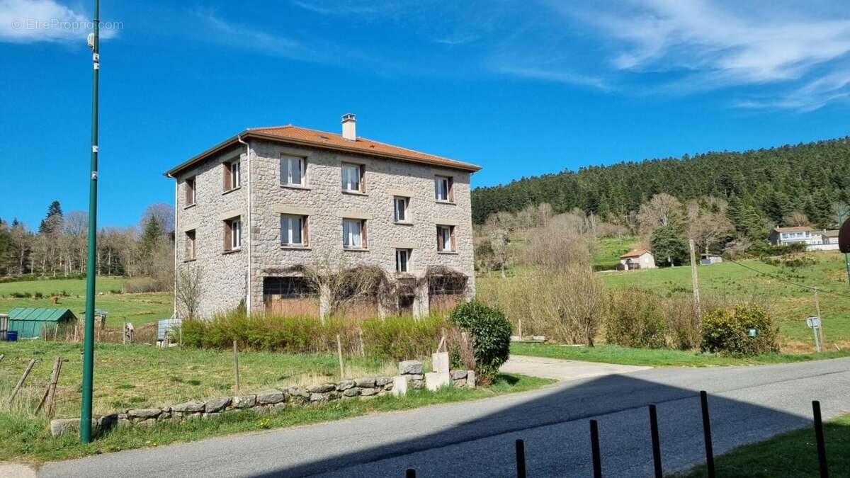 *** VENDU ***  Saint Régis du coin  42660 immeuble  en pierre sur trois niveaux plus combles 100m² de garage possibilité 4 appar - photo 2