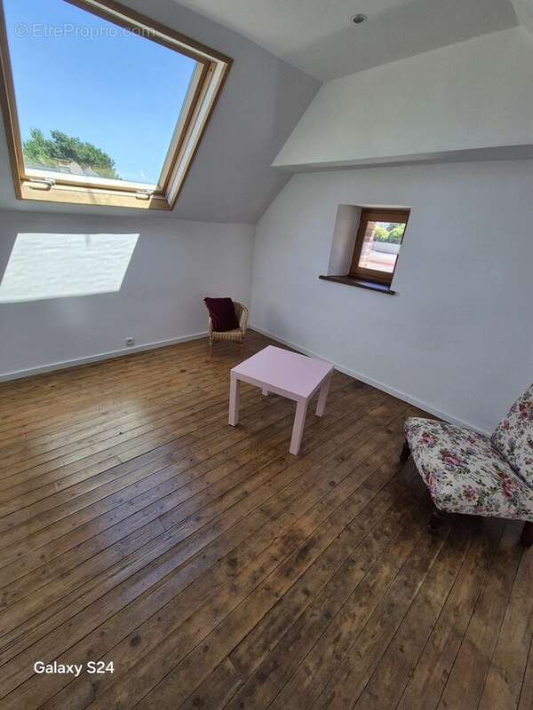 Pièce à aménager selon vos besoins, idéale en bureau, chambre d'appoint ou espace détente. - Maison à LAVAL