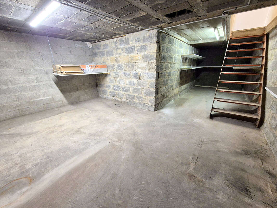 Commerce à LES CLAYES-SOUS-BOIS