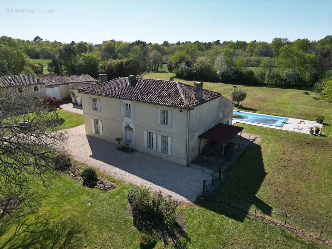 Maison à SAINT-GENIS-DE-SAINTONGE