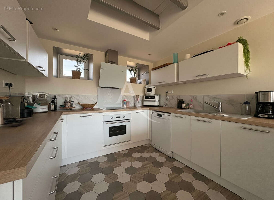 Maison 6 pièces - 5 chambres - NALLIERS - photo 2