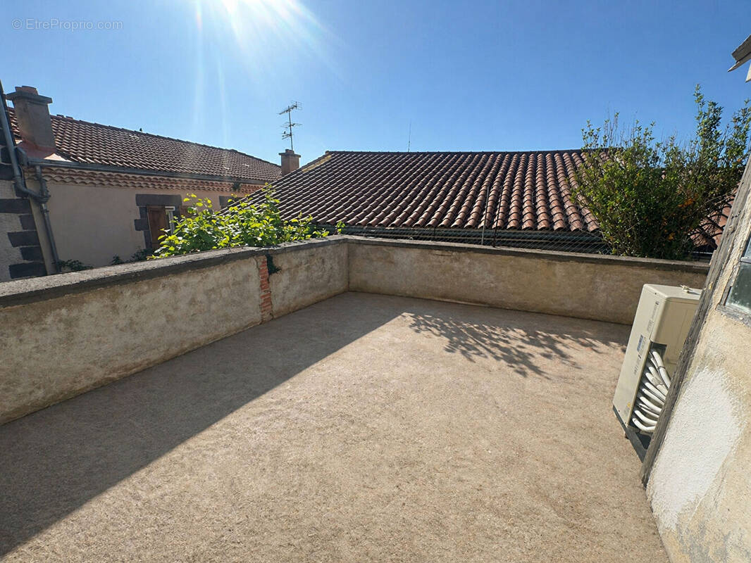 Maison à LA ROCHE-BLANCHE