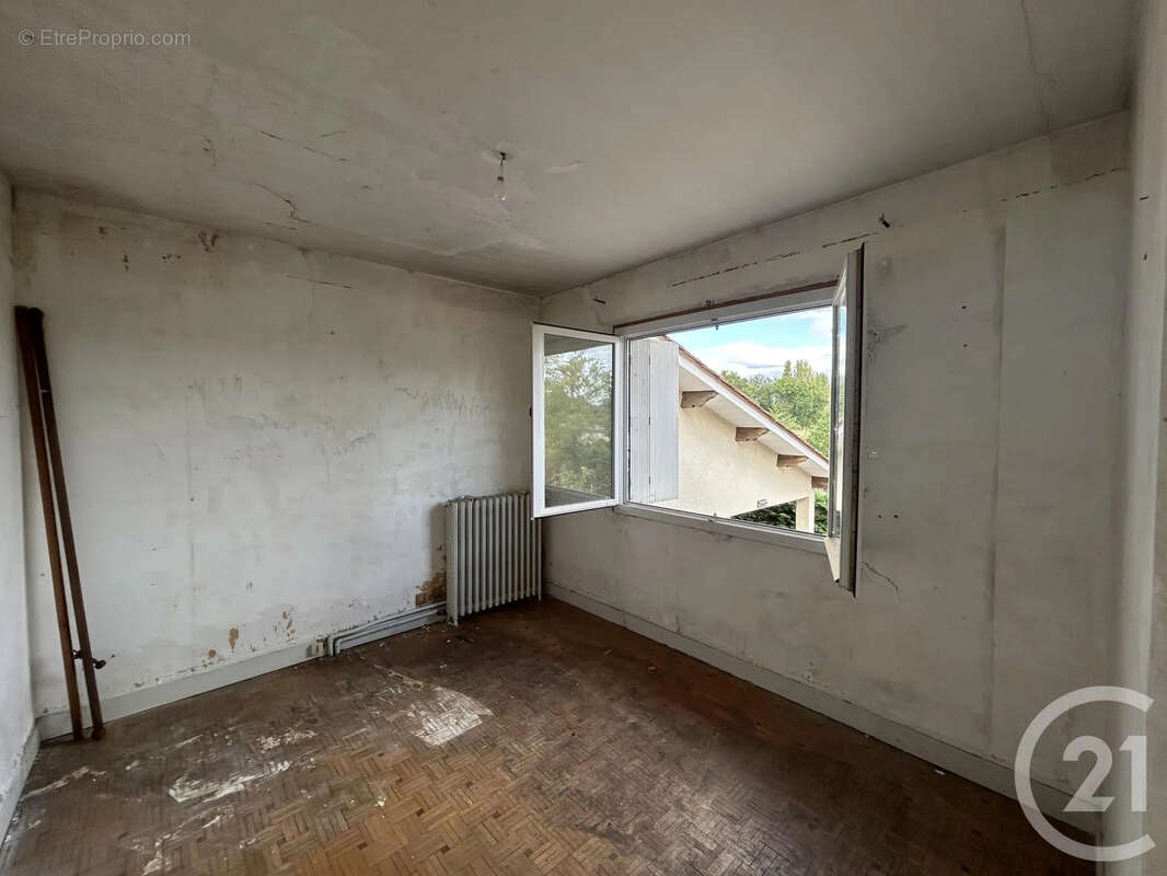 Maison 205 m² à Les Eglisottes-Et-Chalaures  - photo 12