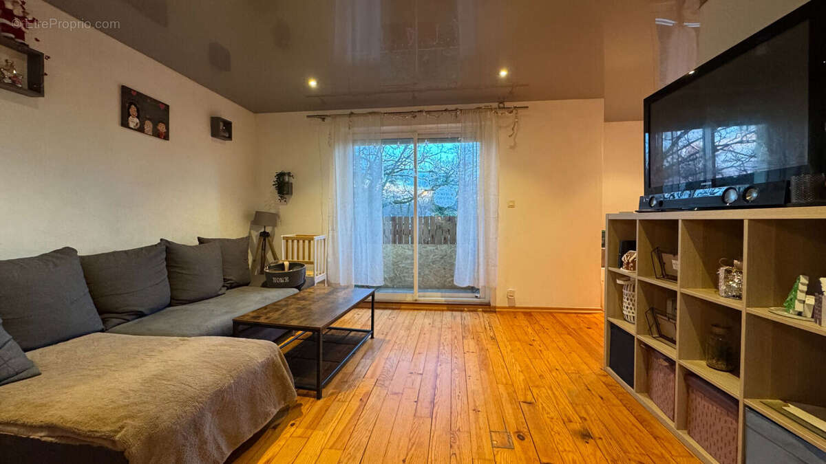 Appartement  4 pièce(s) 66.20 m² + cave , grenier et balcon - photo 2