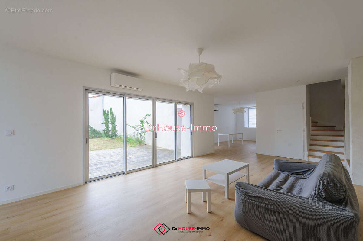 Maison 182 m² à Sainte-Soulle  - photo 1