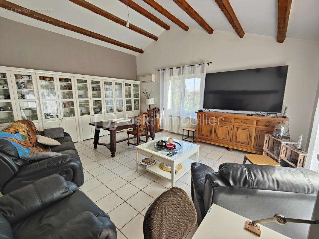 Nevian – maison de plain-pied de 130m² habitable – 4 chambres – salon avec toit cathédrale – séjour très lumineux avec cheminée  - photo 6