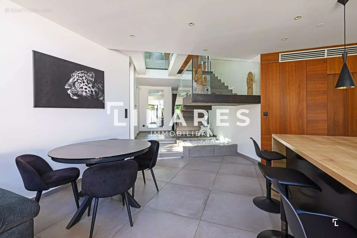 LA CONFIDENTIELLE - Villa T4/5 de 155m² - Piscine - Garage 39m² - Terrain 985m²  - 13012 MARSEILLE - photo 9