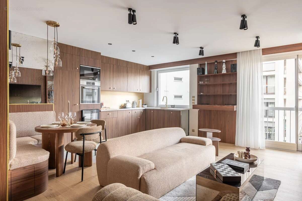 Appartement à PARIS-16E