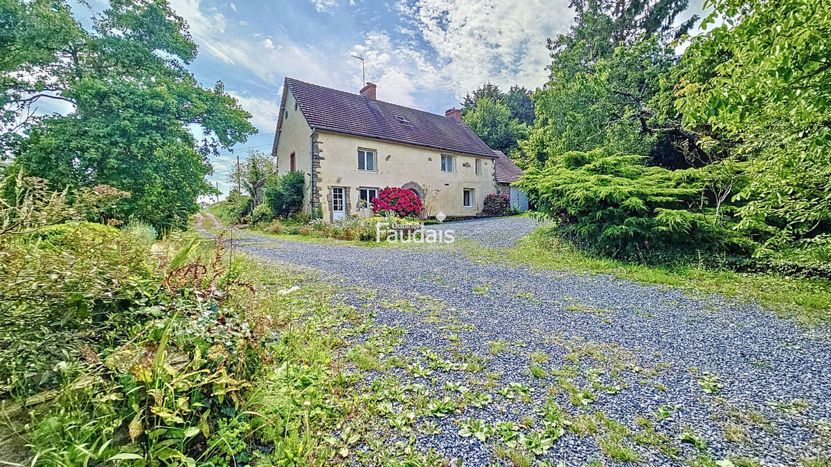Maison 350 m² à Feugeres  - photo 4