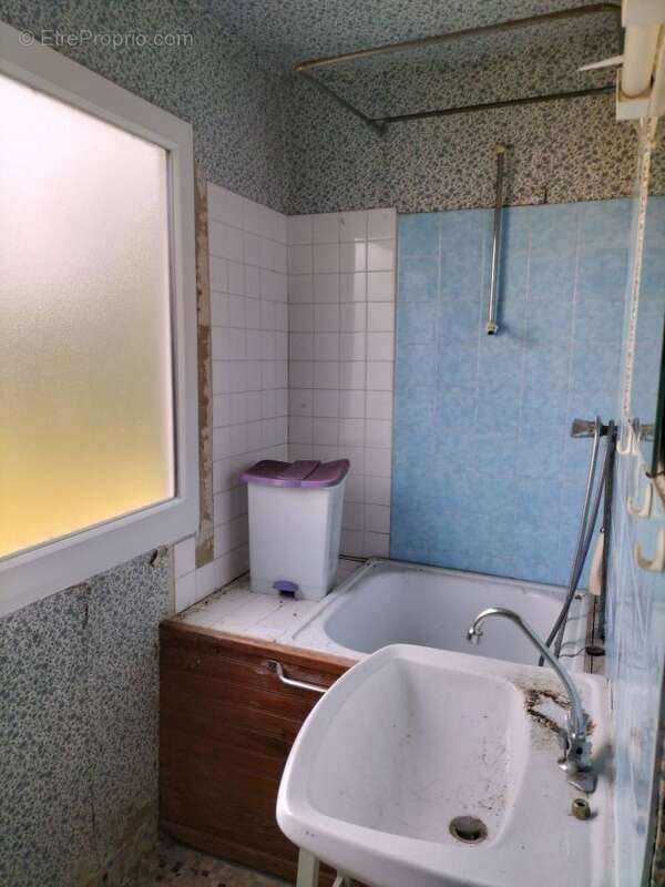 maison de bourg à vendre Mont Saint Jean salle d'eau - Maison à MONT-SAINT-JEAN